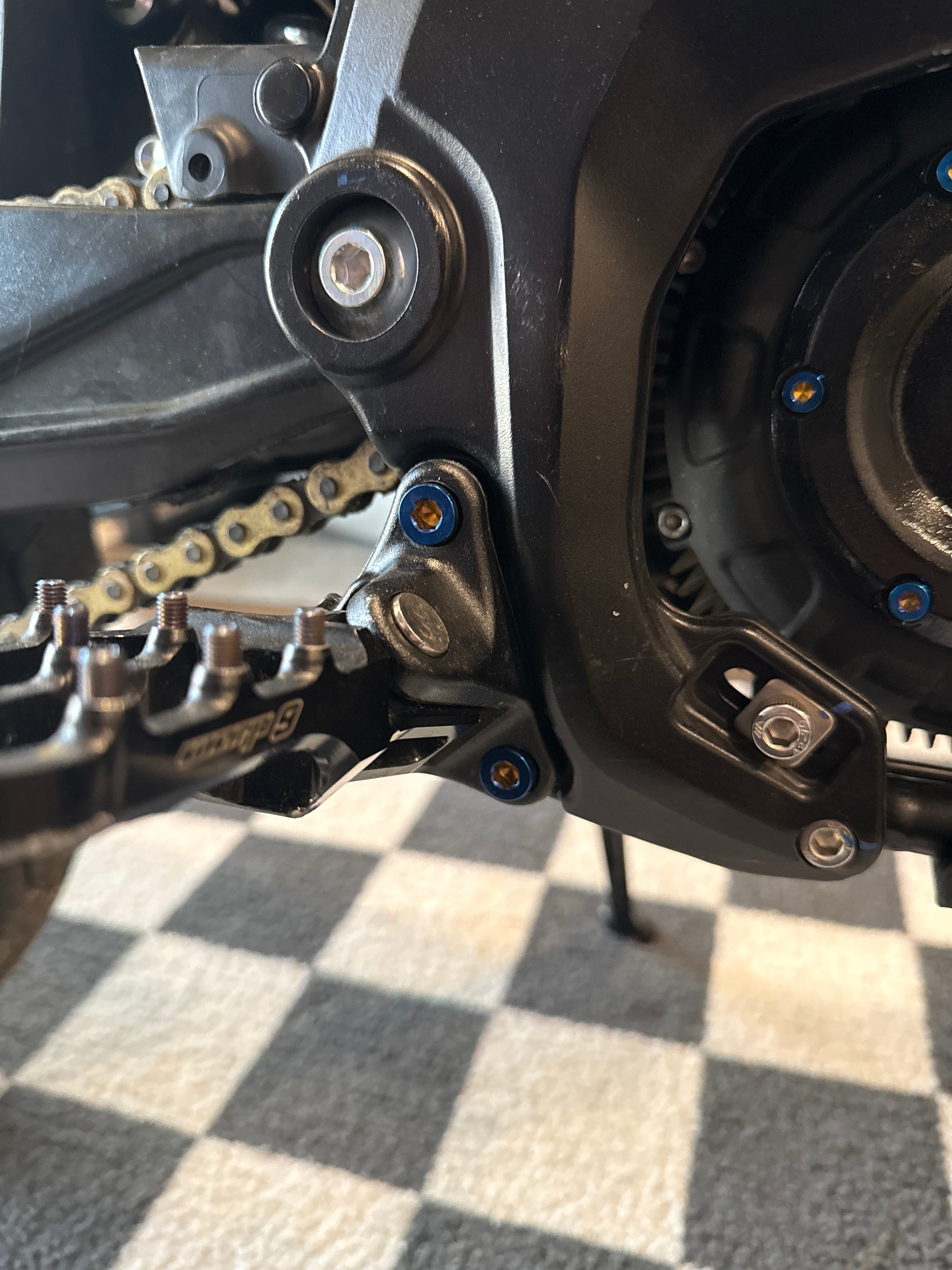Foot bracket/subframe titanium bolts